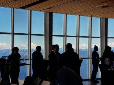 Erfolgreicher Wirtschaftsgipfel auf der Zugspitze: Perspektivenwechsel und grenzüberschreitendes Unternehmens-Speed-Dating setzen Impulse gegen den Fachkräftemangel