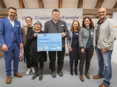 Offizielle Übergabe der Fördermittel für das INTERREG-Projekt „KlimaWald“ bei der EWO-Stifterversammlung in Penzberg am 25. November